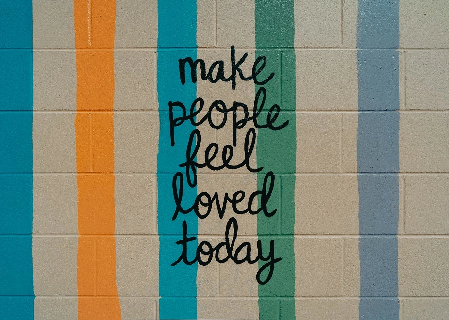 Make people feel loved today graffitti steht für Sympathie im Telefongespräch