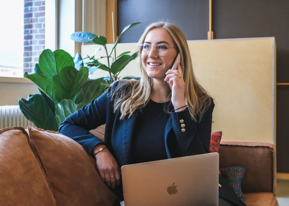 Anruf einer jungen Frau im Inbound Call Center Hamburg