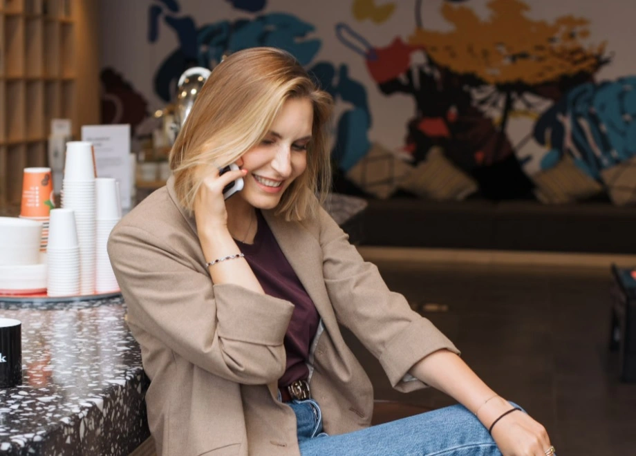 Frau macht Telefonbuchung bei einer Inbound Agentur in Hamburg