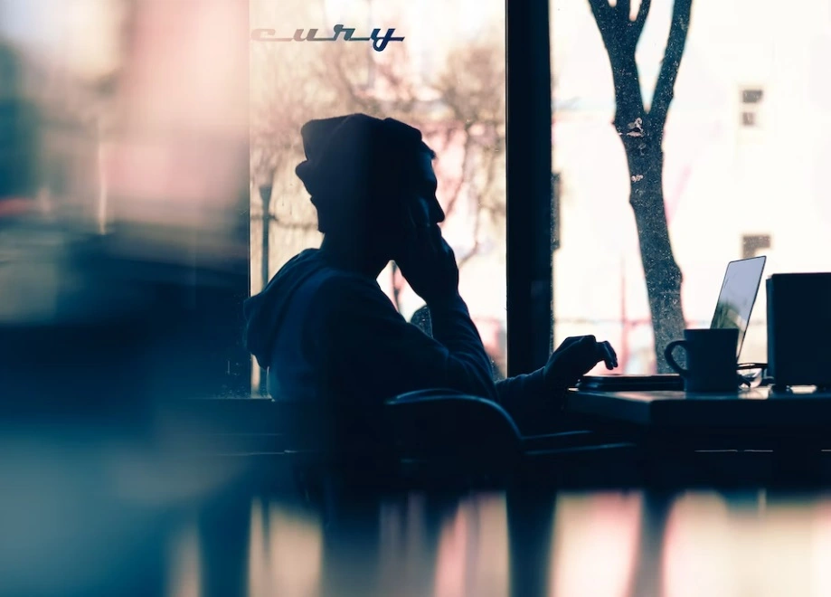 Junger Mann im Cafe gibt Bestellung im Inbound Call Center Hamburg auf