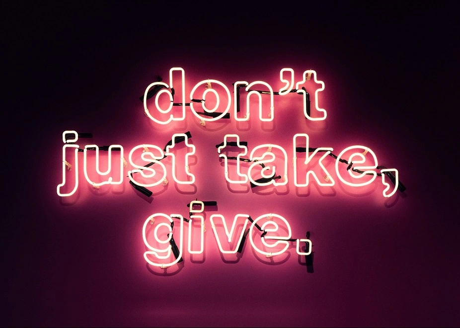 Don't just take, give - Leuchtreklame steht für Vertrauen im Telefonmarketing